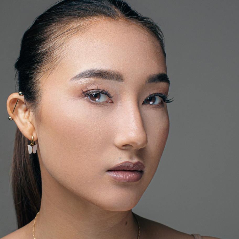 A women with wispy lashes on her eyes, showing a side profile of her face.